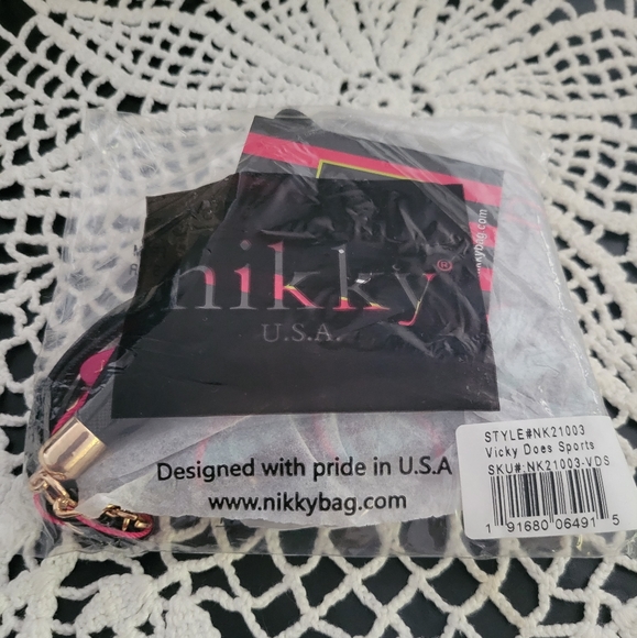 Nikky Triangle Wrislet Pouch - Picture 5 of 5
